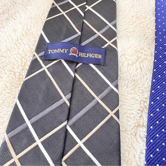 Tommy Hilfiger Silk Tie | Classic Preppy Quiet Luxury Menswear | Polka Dot Blue - Picture 8 of 10